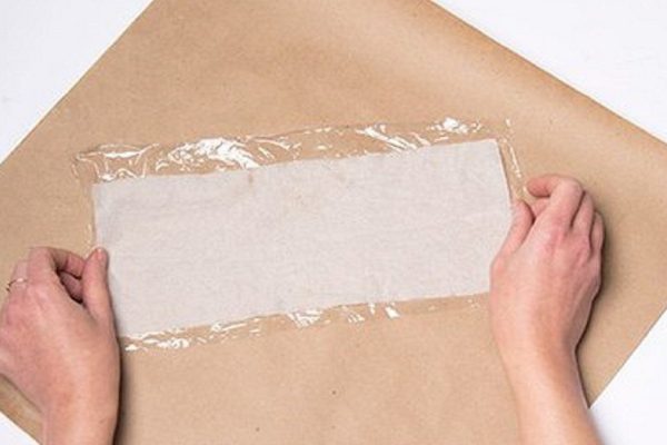 Она просто взяла крафт-бумагу и сделала нечто оригинальное! Отличное дополнение к подарку!