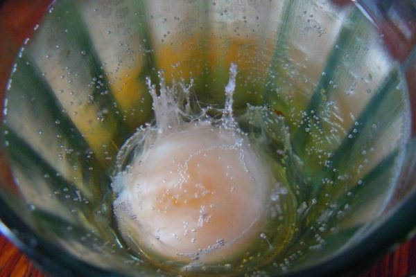 Как определить порчу с помощью куриного яйца