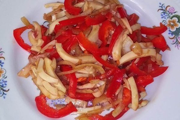 Пообещала бесплатно постричь хозяйку, если выдаст рецепт фирменных острых кальмаров