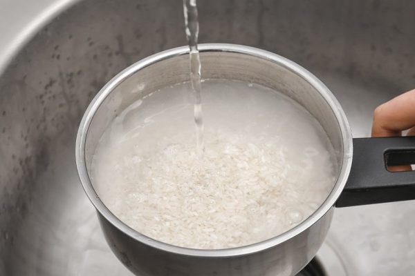 Свекровь выбросила кастрюлю сваренного мной риса и растолковала, как варить его правильно