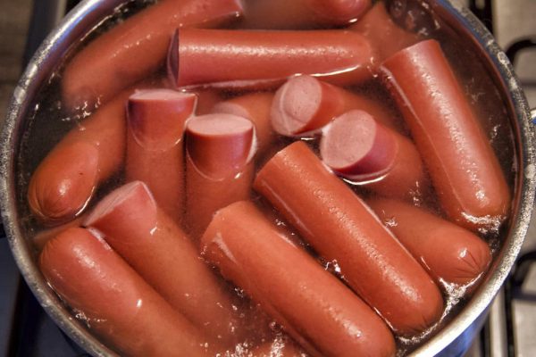 Нужно ли снимать оболочку перед варкой сосисок