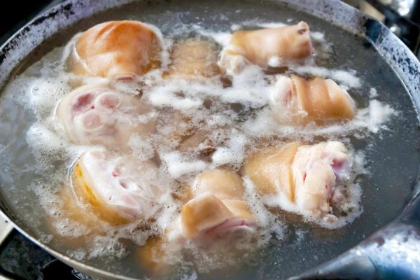 Ловкий трюк со свиными ножками и марлевым бинтом, чтобы холодец был хрустальный как слеза