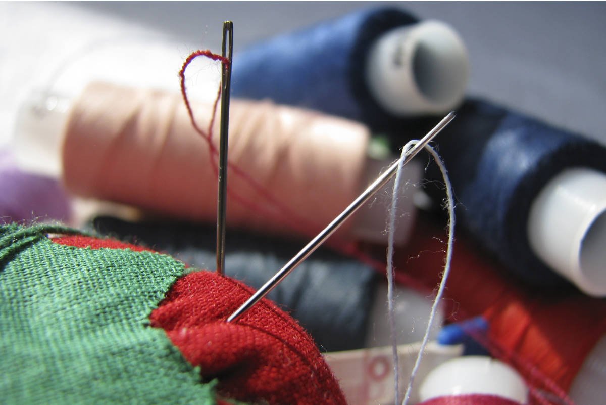 how to thread a needle on a sewing machine