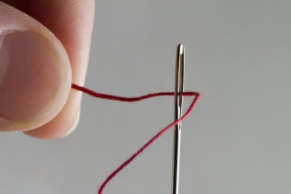 Бабуся без очков не могла вдеть нитку в иголку, показал ей хитрый прием с зубной щеткой