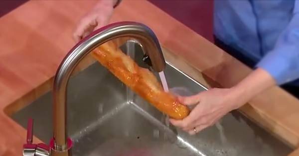 Она всего лишь смочила буханку хлеба обычной водой… А добилась поразительного результата!