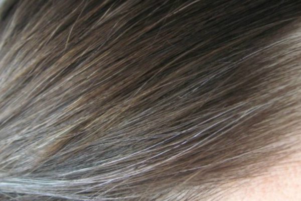 Втирай эти 2 чудотворных продукта в волосы, чтобы вернуть их натуральный цвет!