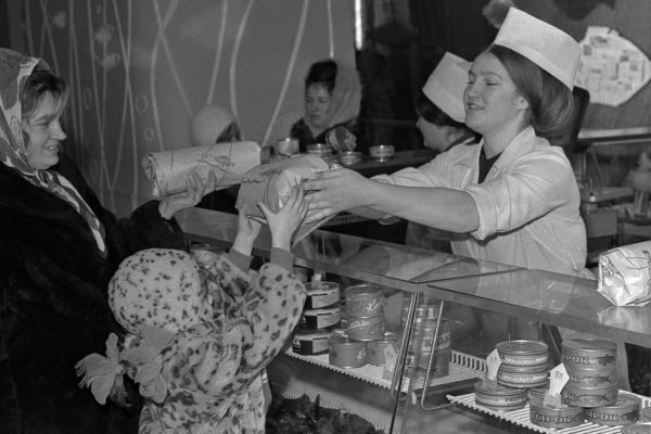 Если бы вернуться на день в СССР, купила бы квас из бочки и пломбир