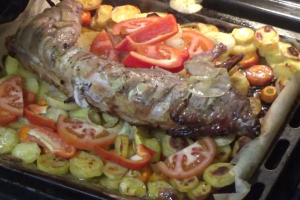 Самый доступный и вкусный деликатес! Кролик, запеченный на овощной подушке.