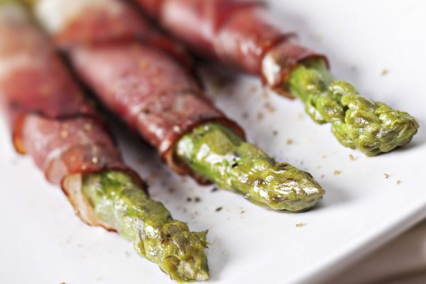 Муж готовит спаржу, смущаясь, просит оценить его старания