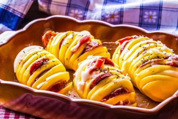 Как приготовить картошку с сыром и колбасой