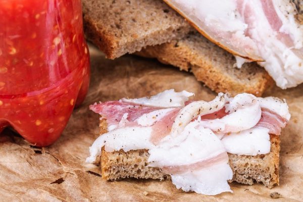 Почему стоит съедать кусочек сала в день в обязательном порядке