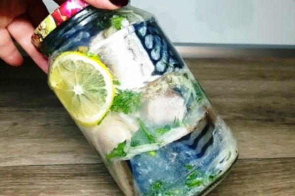 Подруга из Мурманска заготавливает скумбрию в банке для мужа, капитана дальнего плаванья