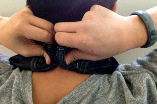 Этот мужчина обернул джинсы вокруг шеи. Узнав причину, сделала так же!