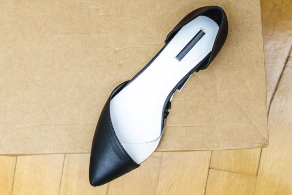 Продавец на рынке рассказал, как выбрать обувь без примерки