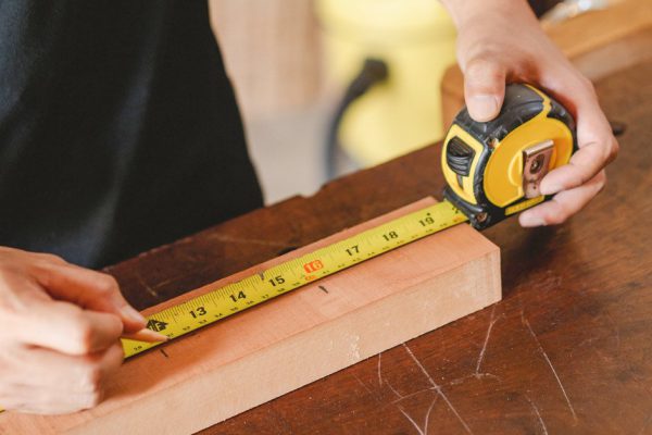 Сосед столяркой всю жизнь занимается, за пару минут выпрямил мою доску, которую покрутило в гараже