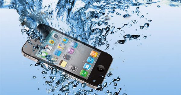 Твой телефон упал в воду? Не беда! Эта инструкция поможет тебе спасти его.