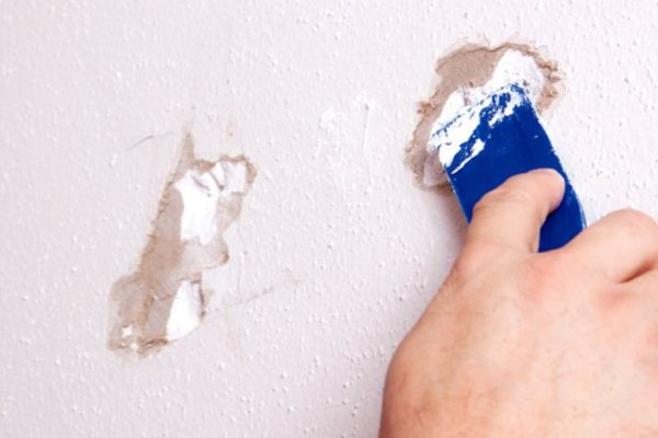 Он взял немного зубной пасты и заделал дырку в стене. Гениально!