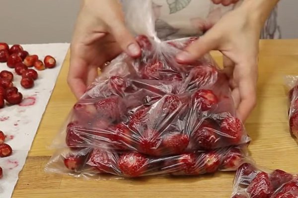 Каждый год заготавливаю клубнику таким методом, лето зиму кормит