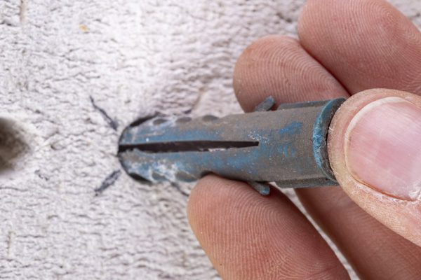 Как закрепить дюбель в стене, из которой сыплется штукатурка