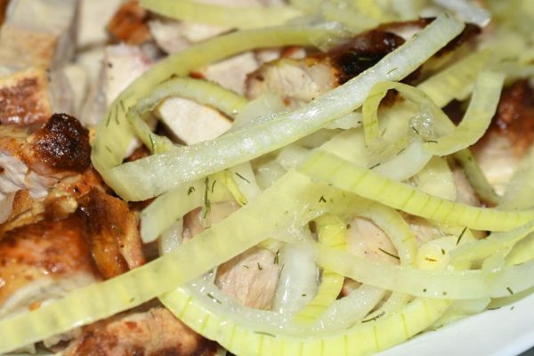 Повар из шашлычной на объездной показал, как маринует лучок к шашлыку