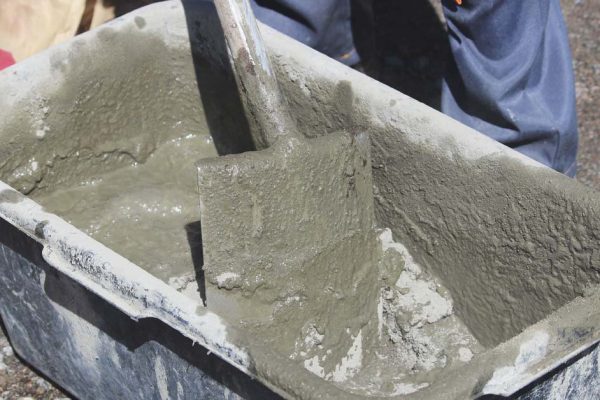 Почему строители массово перестают мешать бетон лопатой