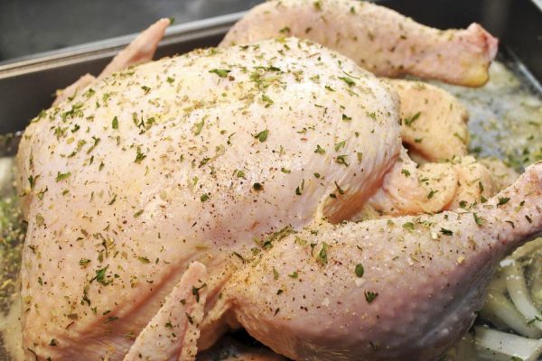 Повар запекает курицу целиком без возни, просто правильно замачивает