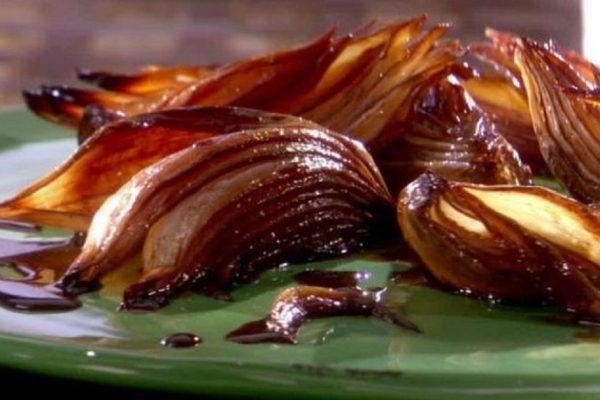 Зачем запекать лук в духовке