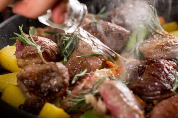 Как запечь свинину в духовке