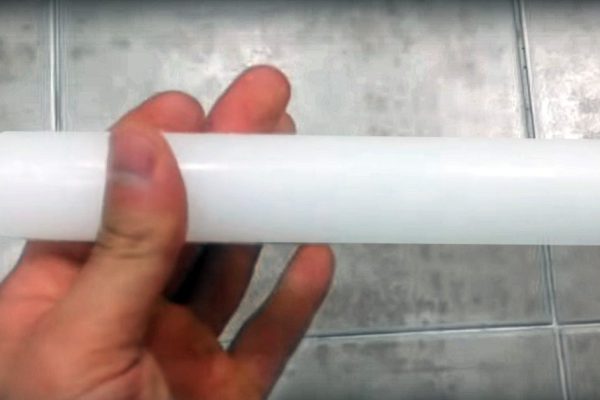 Он потер свечой межплиточные швы в ванной. Причина тому удивительна!