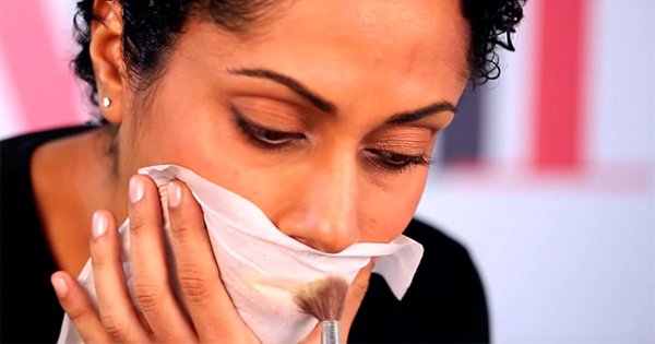 Совет, который спасет тебя не раз: предотвратить стирание яркой помады можно очень просто!