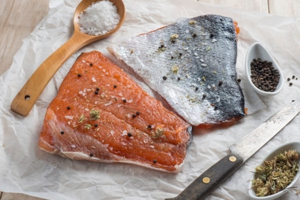 Как засолить красную рыбу