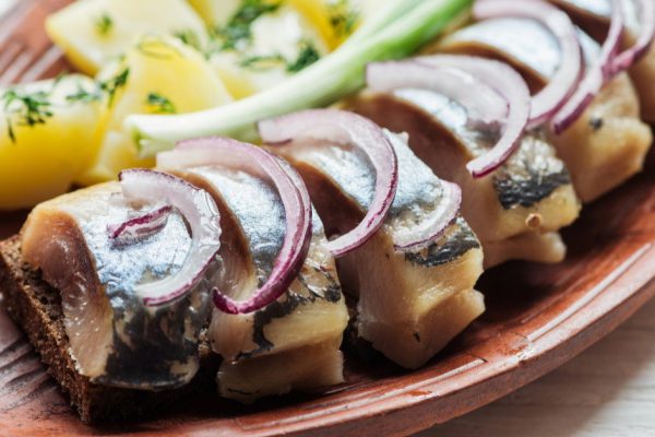 Рецепт слабосоленой сельди для сытного ужина