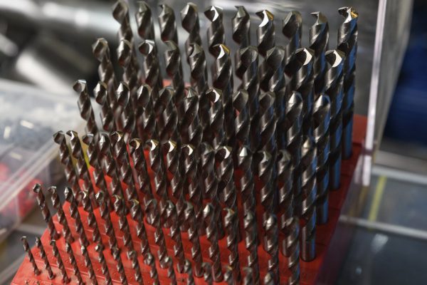 Отец подсказал, как выбрать сверло по металлу, чтобы не тратить время на бесконечную заточку