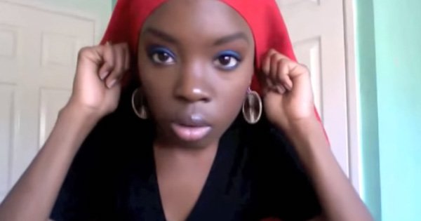 Только посмотри, что эта девушка делает с обычным платком! Ловкость рук и никакого мошенничества.