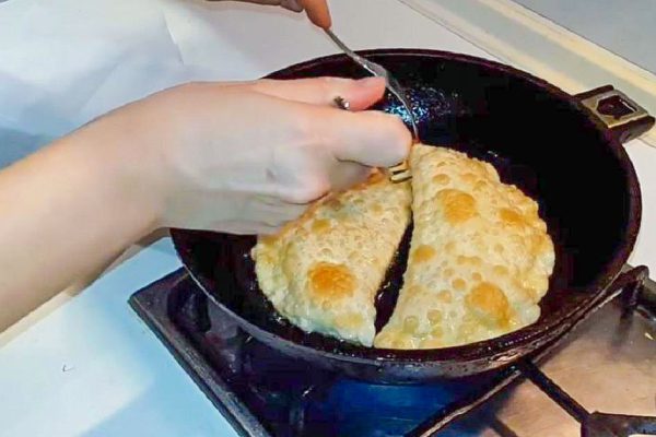 Принцип жарки чебуреков без брызг масла и страха обжечься