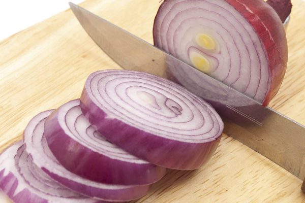 Мама приучила на ночь съедать немного лука, рассказываю все преимущества