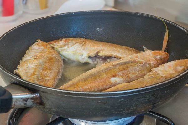 Принцип жарки рыбы без запаха и масляных брызг