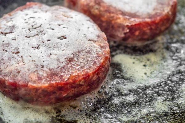 Невнимательные хозяйки допускают эту ошибку при жарке замороженных котлет, а ужинает ими кот