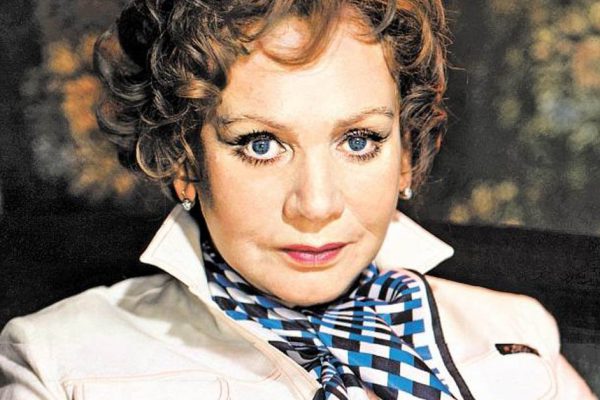 За актрисой Лидией Смирновой, когда она была в эвакуации, принялось ухаживать двое знатных мужчин, она никак не могла выбрать