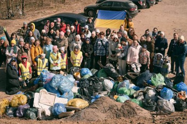 Украинские беженцы решили отблагодарить принявшие их страны и устроили уборку пляжей и парков от пластика, такие молодцы