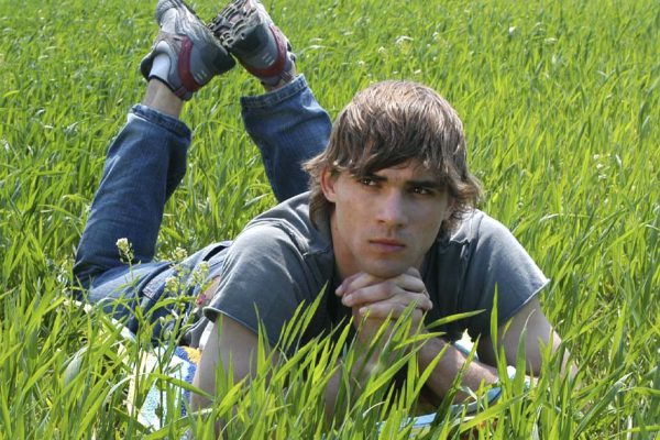 Местный красавец привез в село какую-то пигалицу и объявил, что она его жена