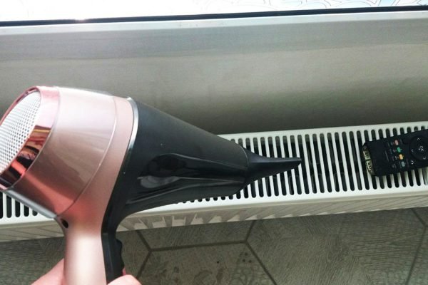 Перед тем как включают отопление, я хватаю в руки фен и провожу простую манипуляцию, это экономит мне немало денег