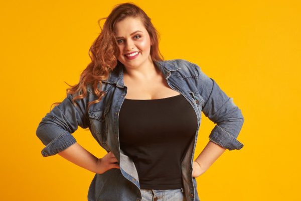 Откормленная десертами дама нашла джинсы, что делают образ легким и хрупким