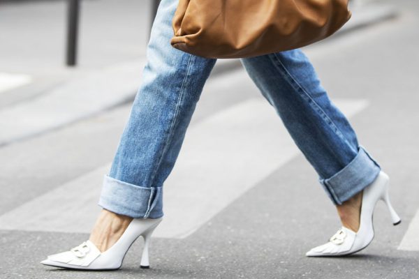 Мама определила в мусорное ведро мои драные джинсы и была права