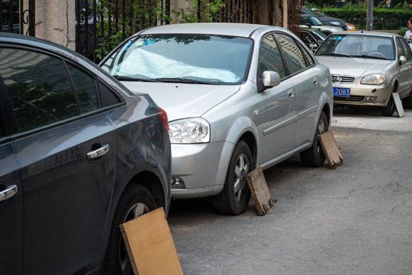 Японские водители прислоняют кусочки фанеры к колесам, разузнали, что это значит
