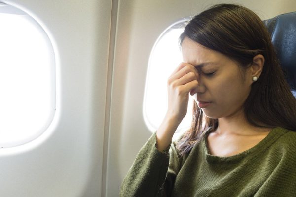 Женщина нагло заняла наше место в самолете у окна, за что ее тотчас сняли с рейса