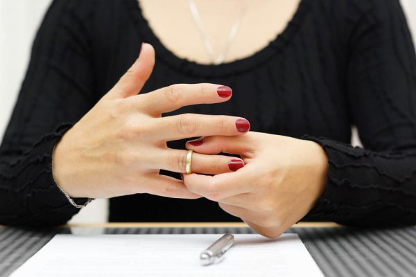 Муж вернулся домой и чуть ли не с порога заявил, что хочет развестись, в тот момент я вспомнила совет мамы