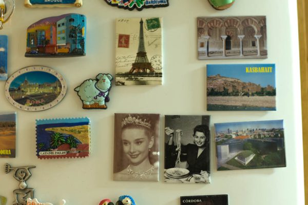 Типичный холодильник в славянской семье выглядит именно так, но для большинства это проявление безвкусицы