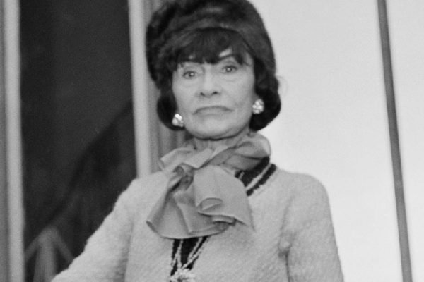 Игнорируя эти советы Коко Шанель, женщины 50+ обречены выглядеть безвкусно