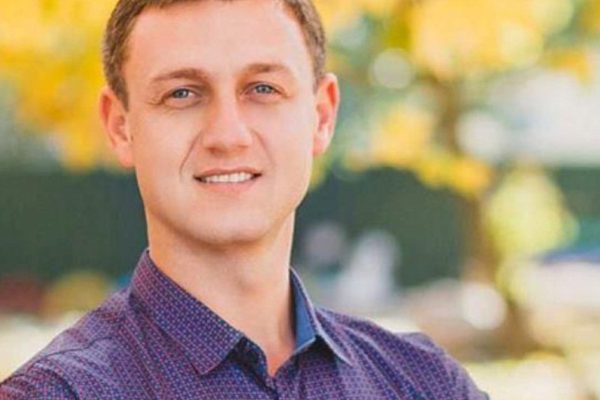 Директор сельской украинской школы так лихо отплясывал перед выпускниками, что видео собрало миллион просмотров